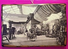 QUADRO IN LEGNO CON FOTO DELLA SALA DI POSA DEI FRATELLI ALINARI, FIRENZE 1890