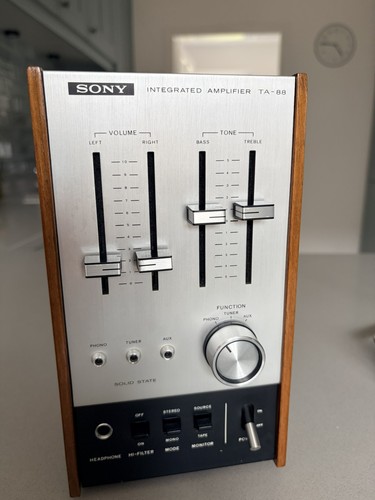 Amplificatore stereo integrato
