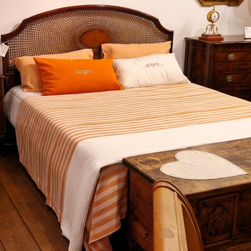 Letto matrimoniale con testata