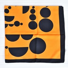 FOULARD CON DISEGNI GEOMETRICI