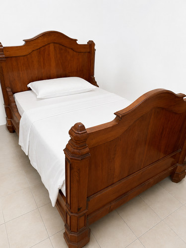 Antico letto matrimoniale
