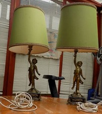 Coppia di antiche lampade da tavolo cherubini francesi in metallo dorato 