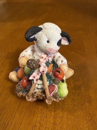 Statuina mary moo moos cow - moo,