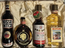 Cassetta Vecchia Romagna anni 70 con liquori assortiti.