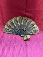 Ventaglio vintage in pelle traforata anni '50 con pompon decorativo