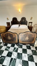 Due letti singoli in ferro fine 800 - primi 900 dipinto con motivi Art Nouveau