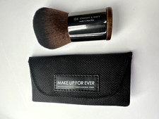 MAKE UP FOR EVER #124 Spazzola Kabuki grande dritta e ondulata con custodia