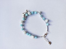 Braccialetto con ciondolo bassotto, all'uncinetto con cristalli celesti e bianco