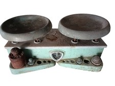 Bilancia antica a piatti in ghisa con pesi -da restaurare  XIX / XX secolo