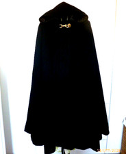 MANTELLA  IN PANNO DI LANA NERA PESANTE CON CAPPUCCIO MOLTO AMPIA
