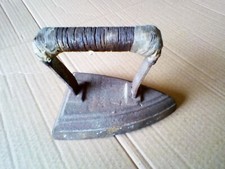 FERRO DA STIRO ANTICO. Misura cm 15 x 10 h 12