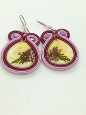 Orecchini donna in soutache rosa con centrale dipinto a mano e fiori.  