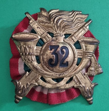 Fregio con Coccarda da Cappello o da Casco Coloniale del 32°Rgt. Bersaglieri.