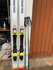 Attrezzatura completa da sci, sci con bastoncini, casco con occhiali, scarpe e tuta da sci