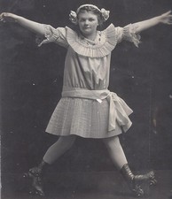 1910s Cartolina Giovane Bambina Roller Pattinaggio & Striking Unico Posa
