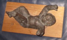 1940 circa Scultura in bronzo raffigurante bambino con gamba alzata. Provenienza