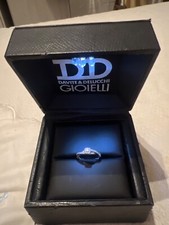Anello Solitario Oro Bianco con Diamanti Davite & Delucchi - AA0309750S