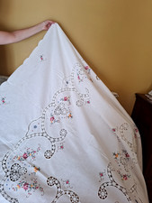 tovaglia ricamata a mano 1.60 x 2.50, con inserti fatti all'uncinetto  