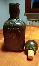 Bottiglia vintage rivestita in pelle con etichetta x liquore