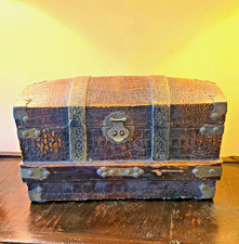 Antico cofanetto/cassettiera cinese in finta pelle di coccodrillo e cupola legata in ottone