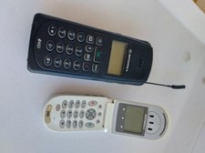 Cellulari Motorola D460 nero e Motorola V66i bianco a conchiglia, da collezione