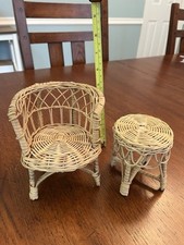 Piccola sedia e tavolo in