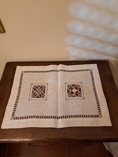 Centri Ricamati A Mano Per