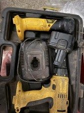 dewalt  torcia trapano e caricabatteria. Leggi descrizine