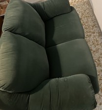 Divano verde in velluto due posti con piedini rialzati