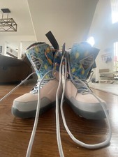 Snowboard boots