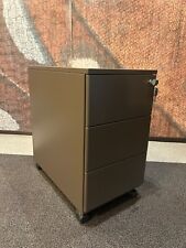 CASSETTIERA SU RUOTE A TRE CASSETTI L.32 CON PRESA MANIGLIA LATERALE TITANIO 330