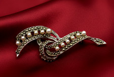 Spilla vintage semi perla marcasite nastro metallo argento vortice art deco zz