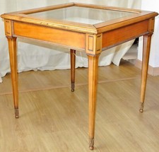 Tavolino quadrato con bacheca, noce chiaro