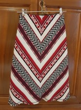 Gonna longuette, marca Zara, a disegni geometrici bianchi, rossi e neri