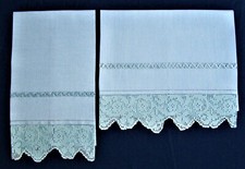 Coppia Asciugamani in Lino Ricamate a mano Colore Azzurro con frangia Filet.