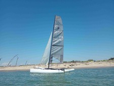 CATAMARANO A VELA  –