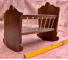 CULLA PER BAMBOLA IN LEGNO DI NOCE MASSICCIO