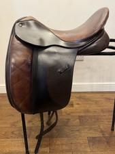 Sella da dressage in pelle inglese marrone Novus 18" vestibilità ampia