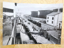 VECCHIA FOTOGRAFIA FOTO VINTAGE PETROLIO ESSO GENOVA  BENZINA FERROVIA 1950