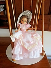 Bambola da esposizione vintage anni 80 su altalena in legno (gambe pieghevoli)