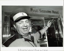 1993 Stampa Foto Tony Coviello, portiere al Four Seasons Hotel - lra59279