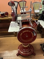 berkel mod 8h restaurata rossa con piedistallo