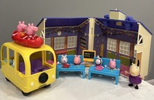 Peppa pig school house - house, bus