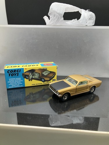 Corgi toys 320 - ford, mustang