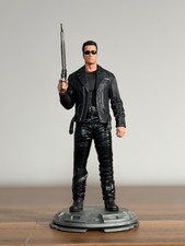 Statua Terminator T-800 scala