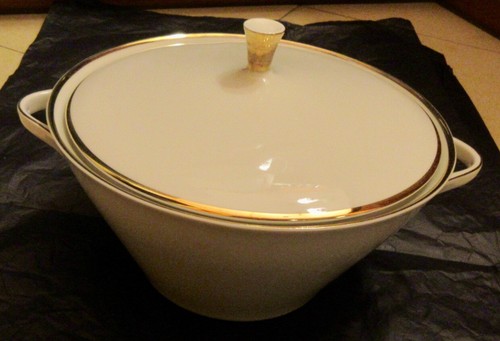 Zuppiera elegante forma - zuppiera.,  elegante