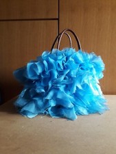 Borsa da donna in paglia rivestita da petali di tessuto color azzurro 35x40 cm