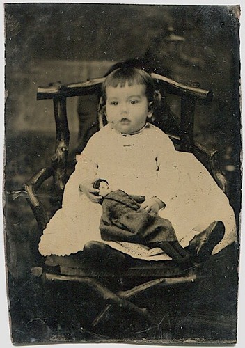 Bambina sua bambola - e,