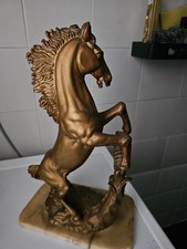 scultura raffigura un cavallo