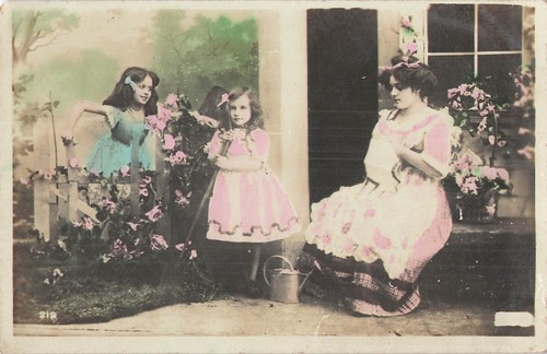 Dehors devant maison - maison, maman